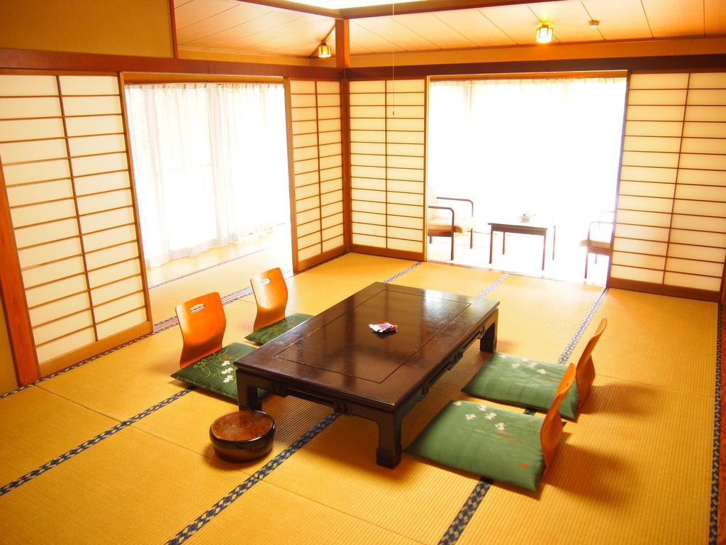 Hotel Ukai Fuefuki Ruang foto